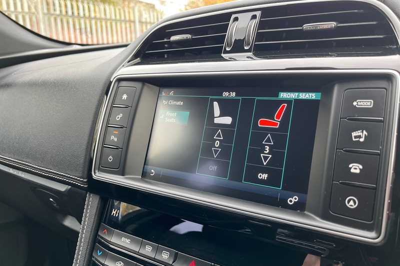 Used Jaguar F-Pace 2017 for sale - 76489262: Photo 40