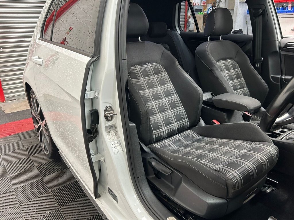 Used Volkswagen Golf 2015 for sale - 76162960: Photo 21
