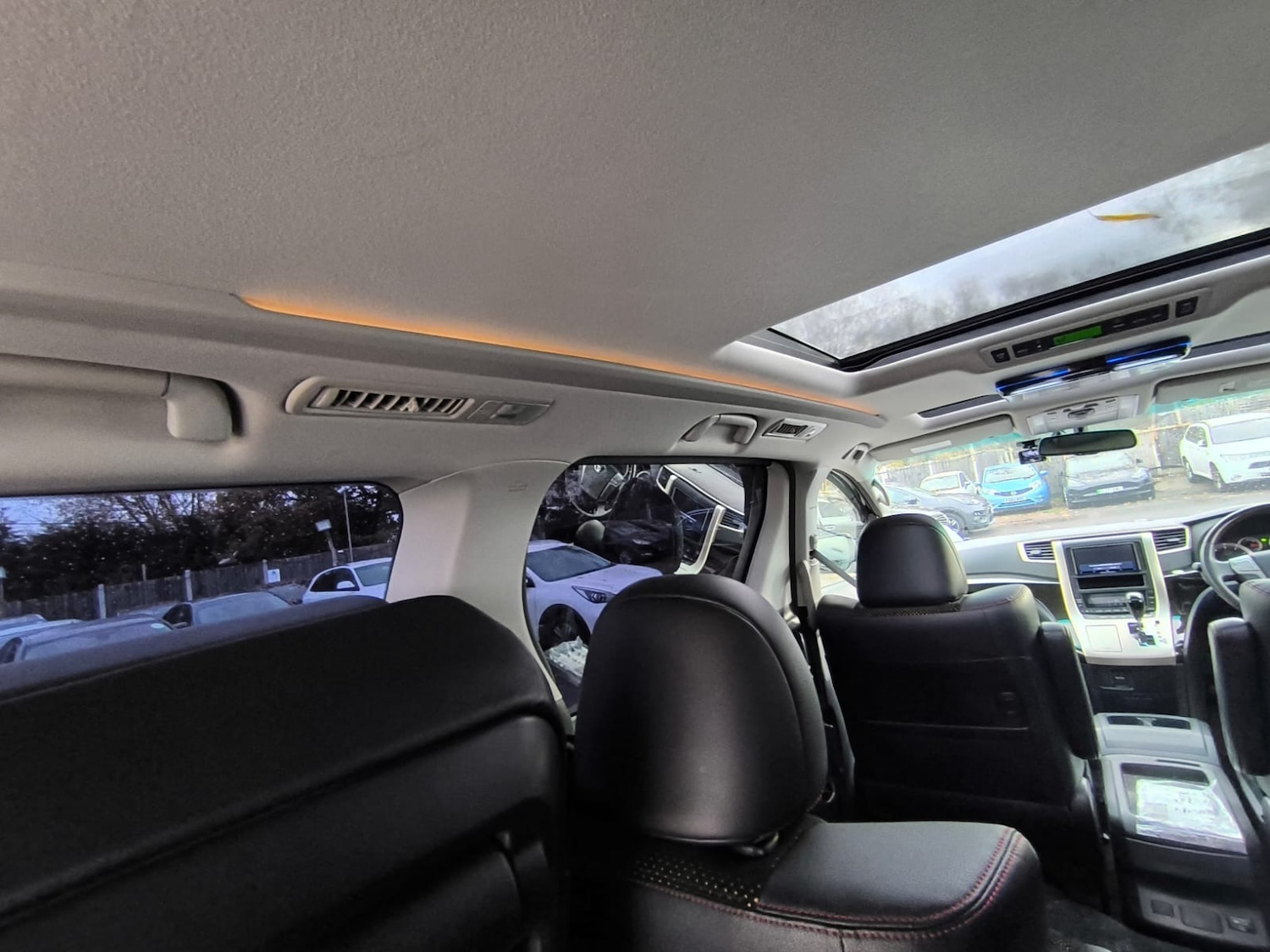 Used Toyota Vellfire 2014 for sale - 76543124: Photo 28