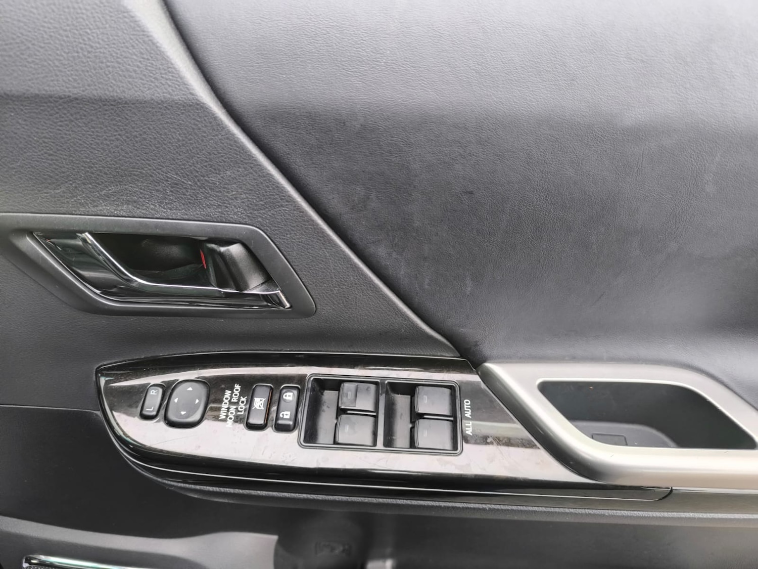 Used Toyota Vellfire 2014 for sale - 76543124: Photo 31