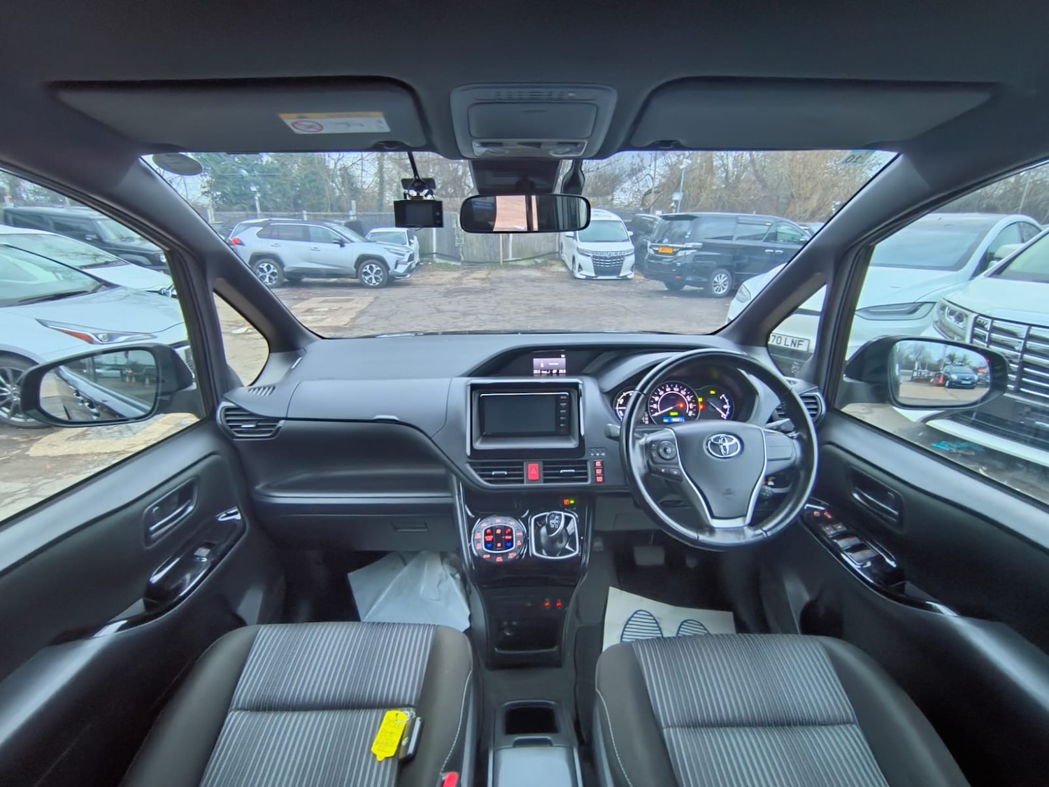 Used Toyota Voxy 2020 for sale - 77086631: Photo 14