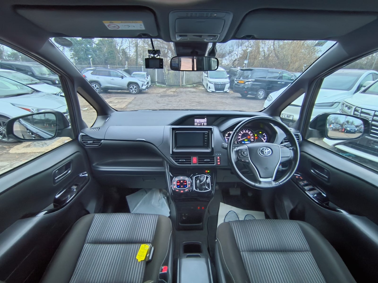 Used Toyota Voxy 2020 for sale - 77086631: Photo 15