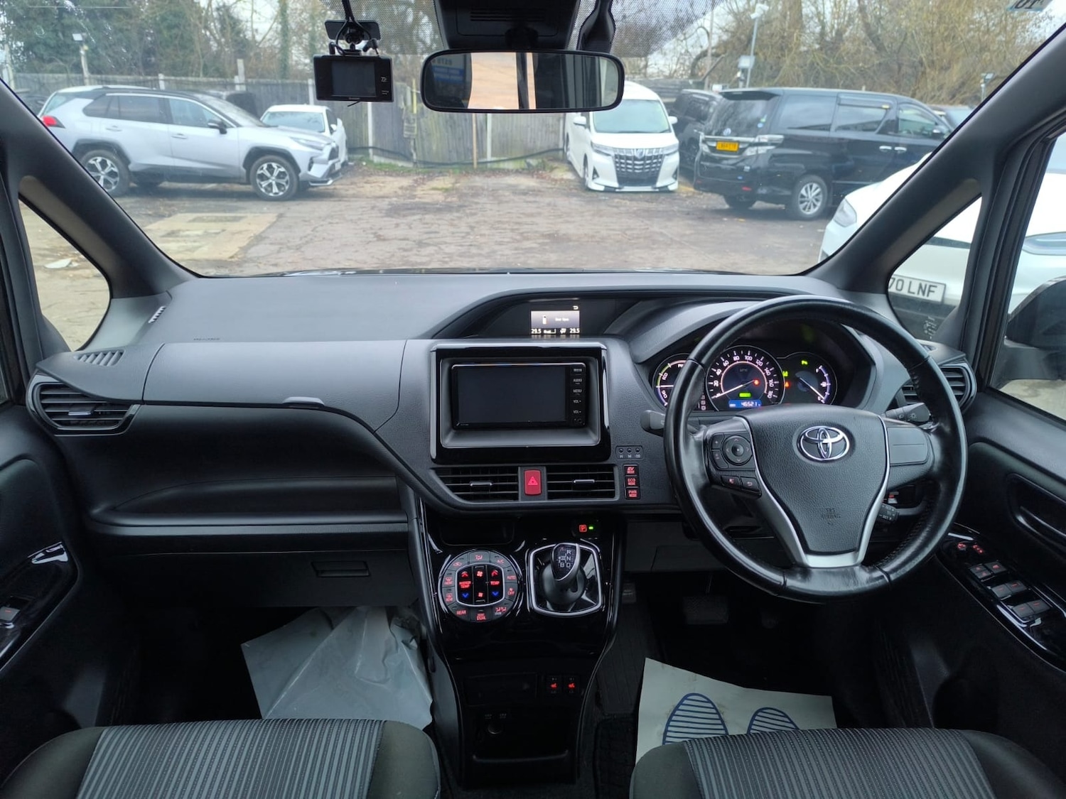 Used Toyota Voxy 2020 for sale - 77086631: Photo 16