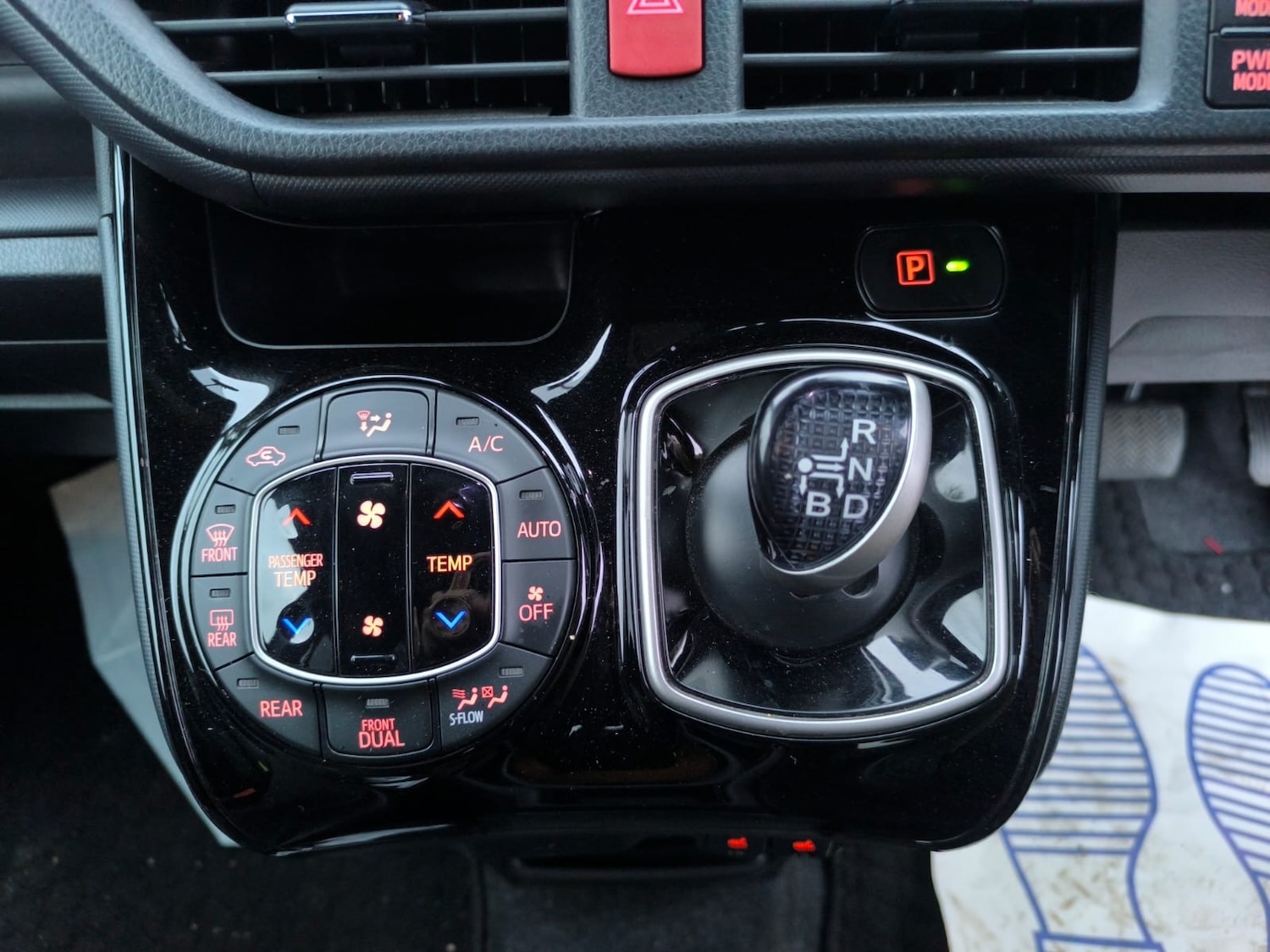 Used Toyota Voxy 2020 for sale - 77086631: Photo 20