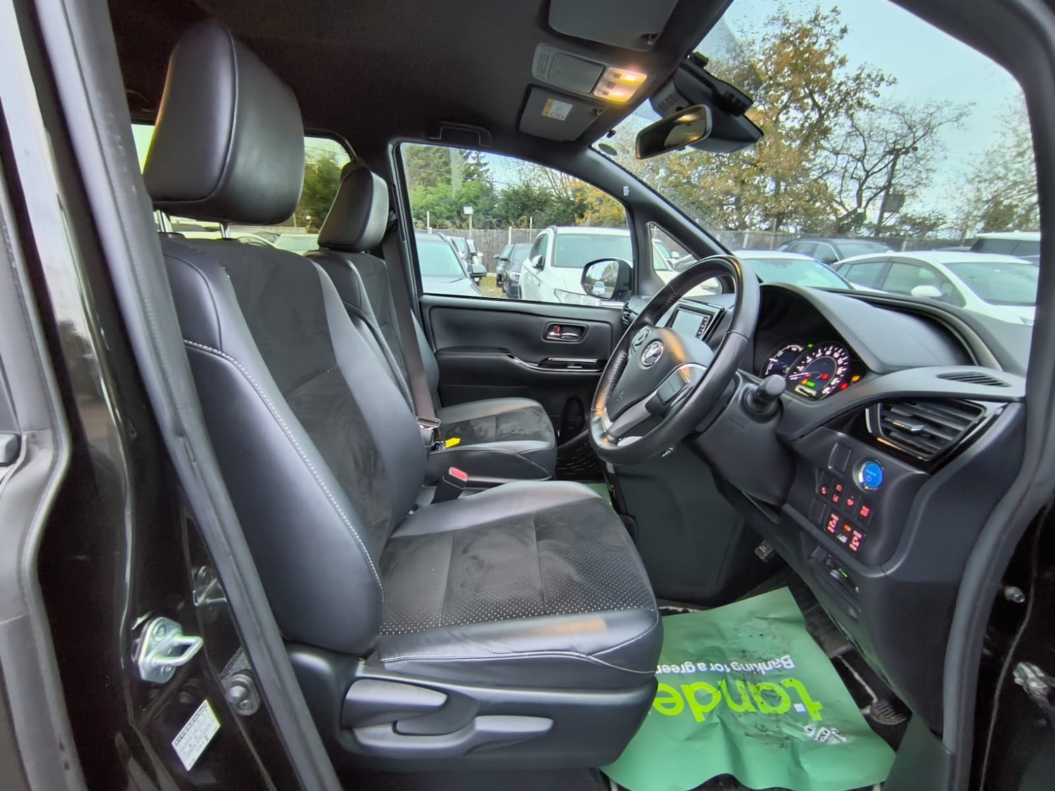 Used Toyota Voxy 2021 for sale - 76706029: Photo 9