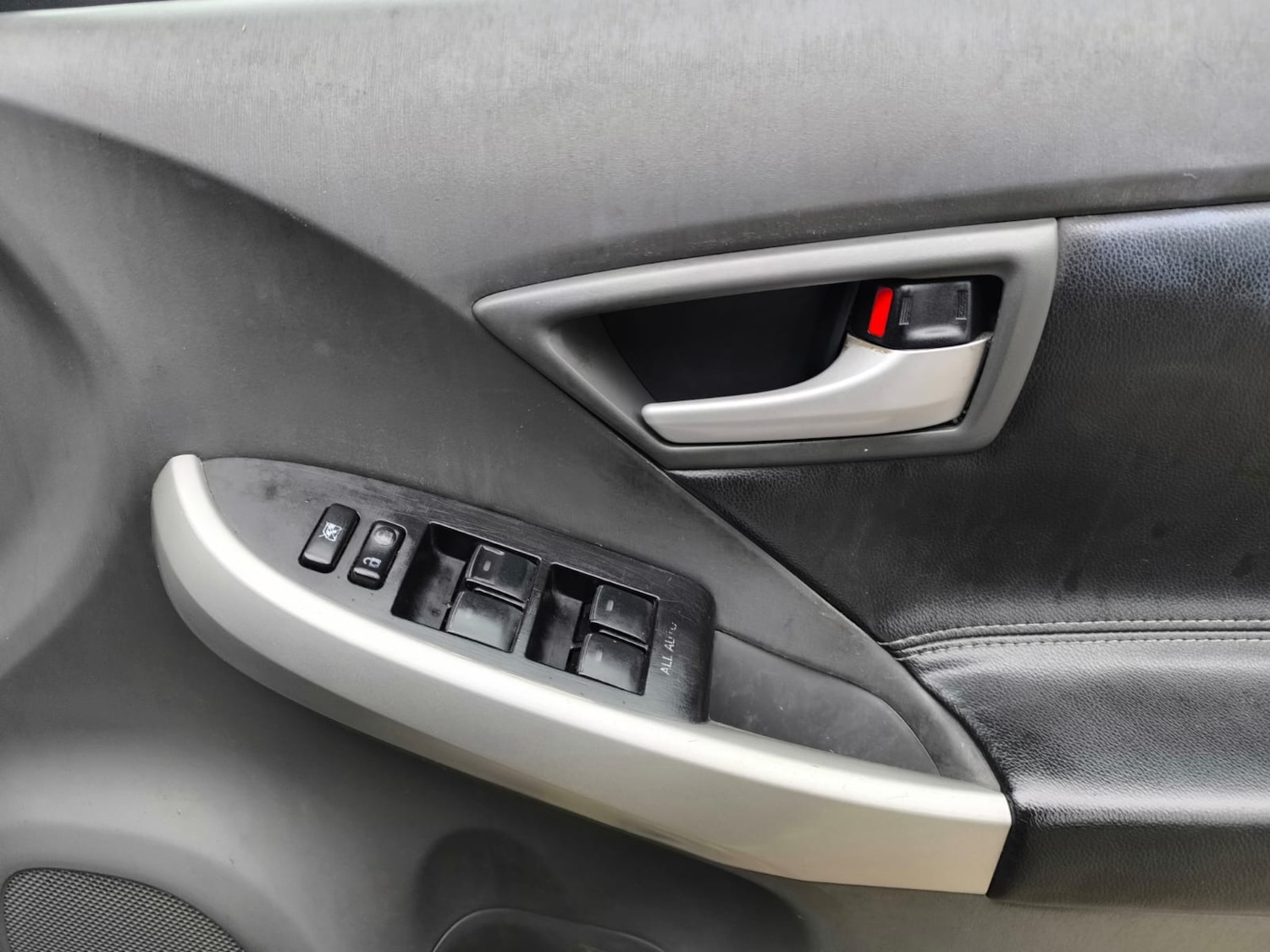 Used Toyota Prius 2011 for sale - 77461270: Photo 28