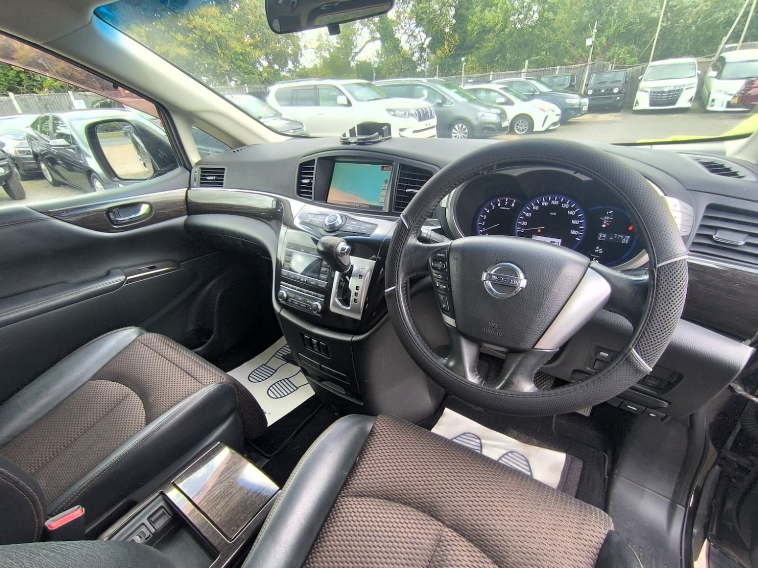 Used Nissan Elgrand 2010 for sale - 76193372: Photo 10