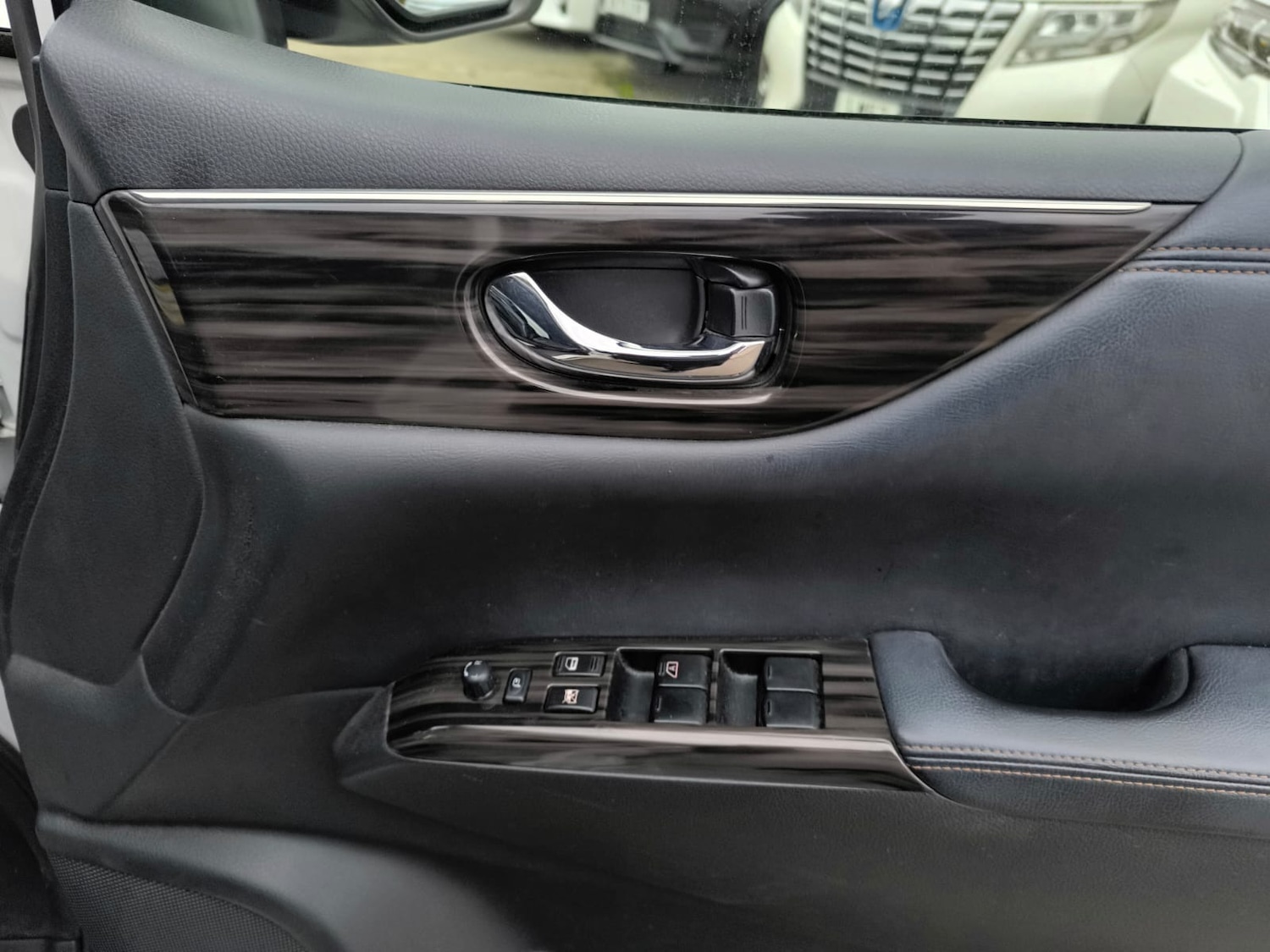 Used Nissan Elgrand 2015 for sale - 77702600: Photo 32