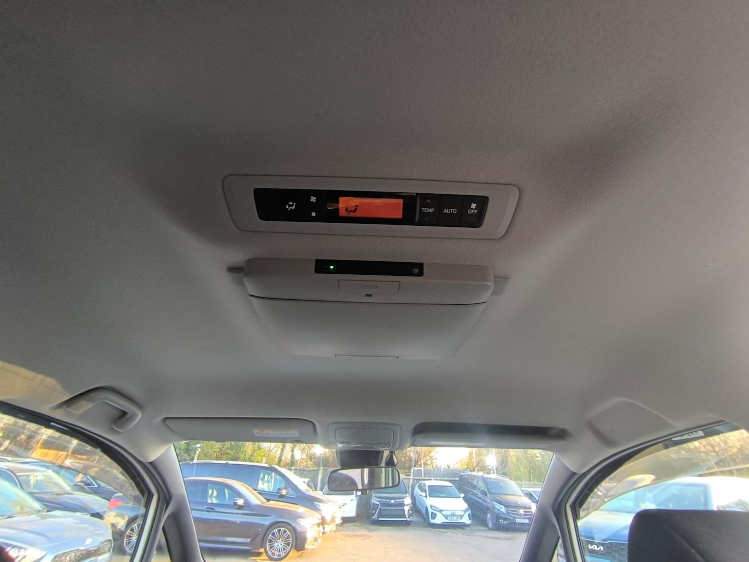 Used Toyota Voxy 2016 for sale - 78178035: Photo 25