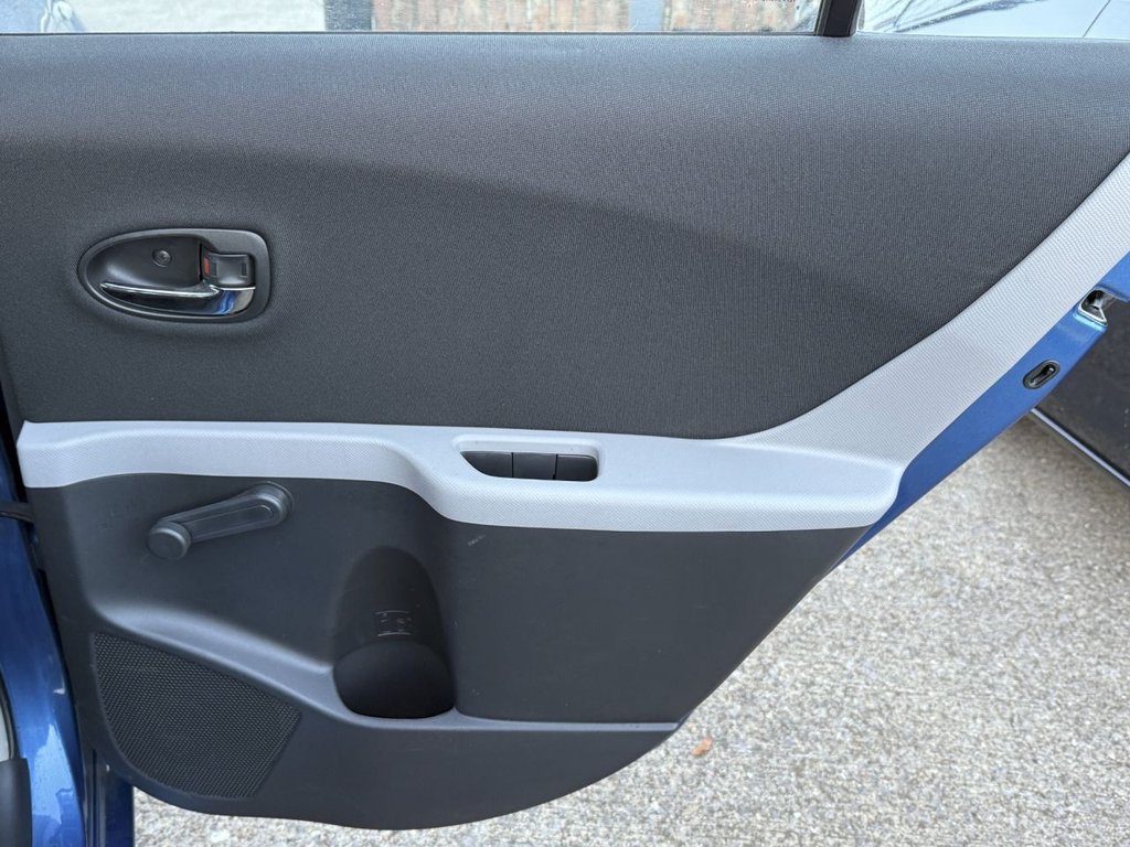 Used Toyota Yaris 2011 for sale - 76454543: Photo 38