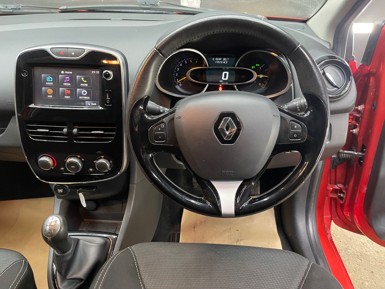 Used Renault Clio 2015 for sale - 77581881: Photo 11