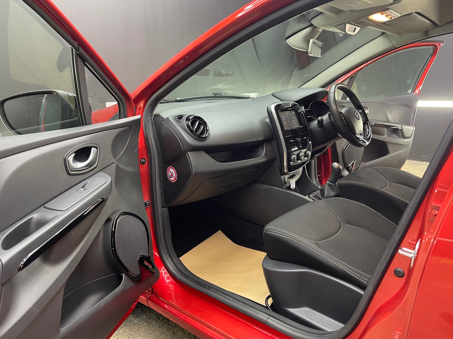 Used Renault Clio 2015 for sale - 77581881: Photo 18