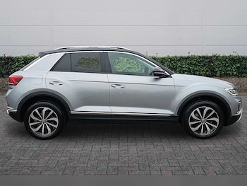 Used Volkswagen T-Roc 2023 for sale - 76111627: Photo
