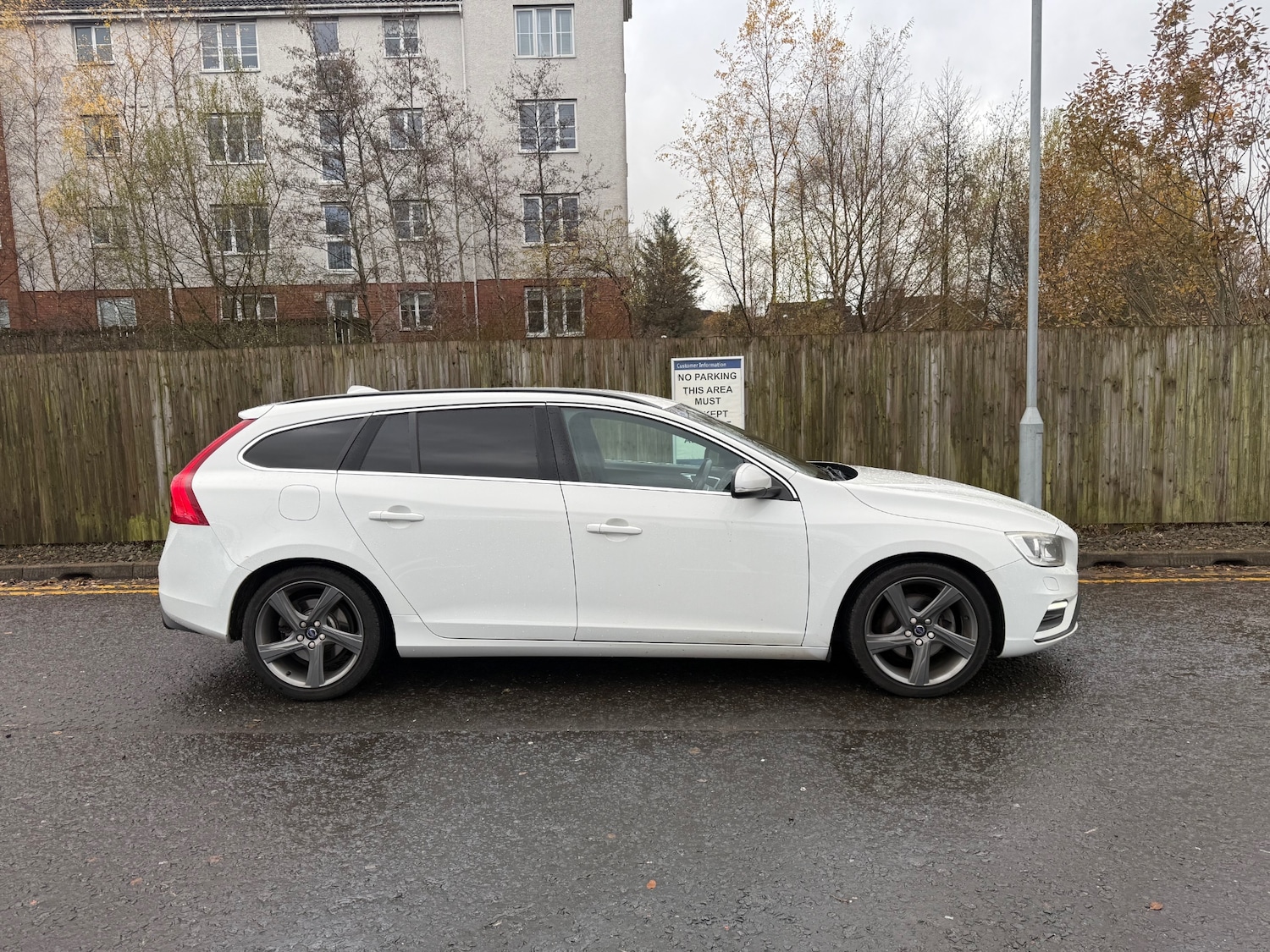 Used Volvo V60 2015 for sale - 76831229: Photo 2