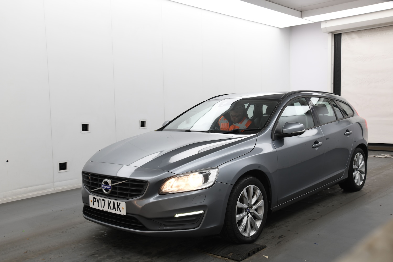 Used Volvo V60 2017 for sale - 76858946: Photo 2