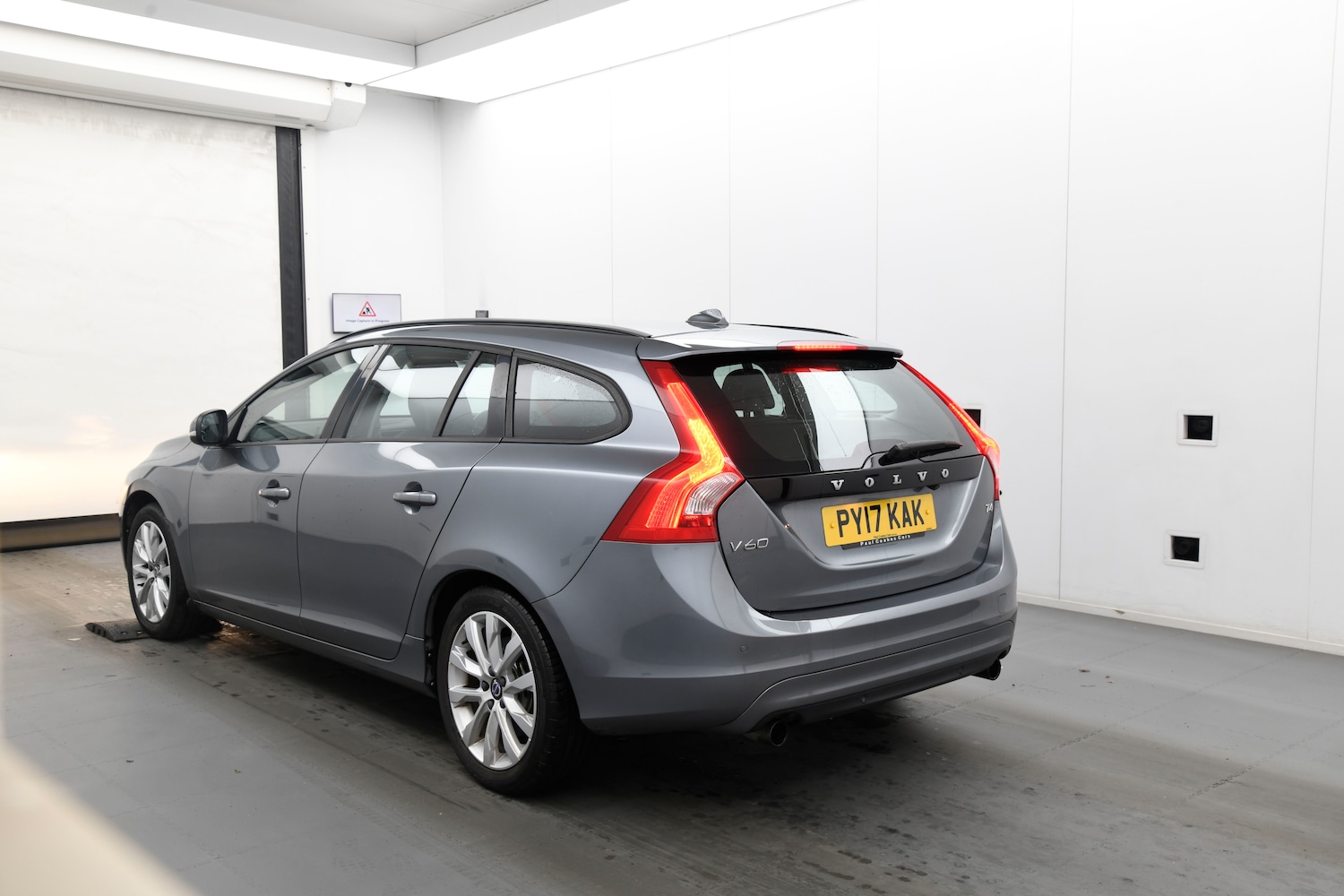 Used Volvo V60 2017 for sale - 76858946: Photo 3