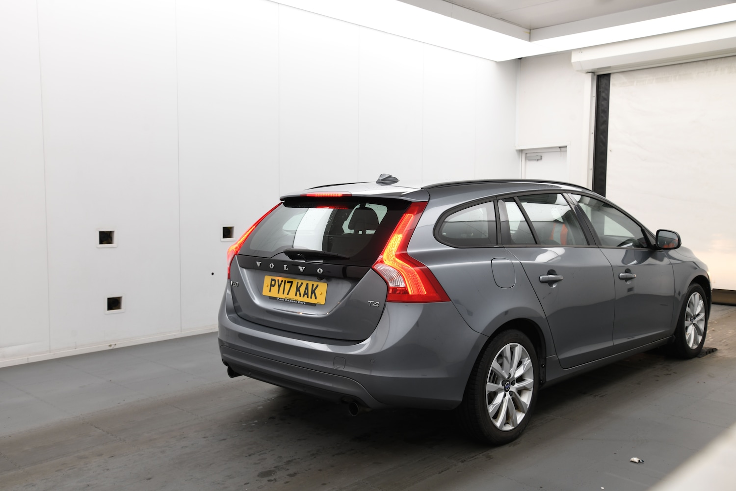 Used Volvo V60 2017 for sale - 76858946: Photo 4
