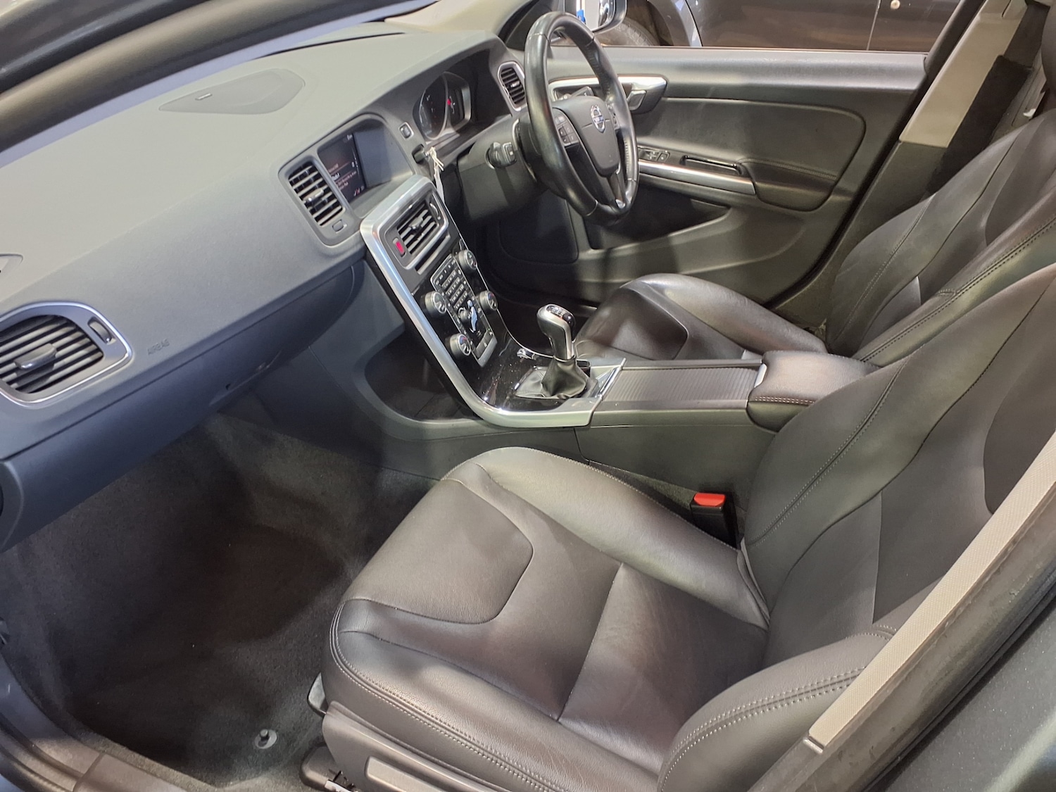 Used Volvo V60 2017 for sale - 76858946: Photo 8