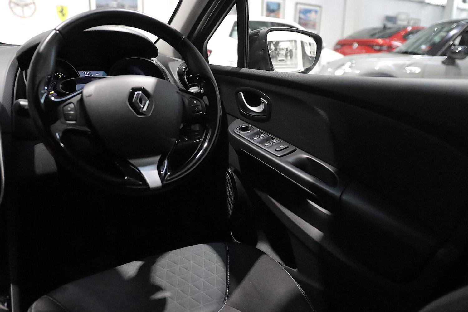 Used Renault Clio 2015 for sale - 76432550: Photo 24