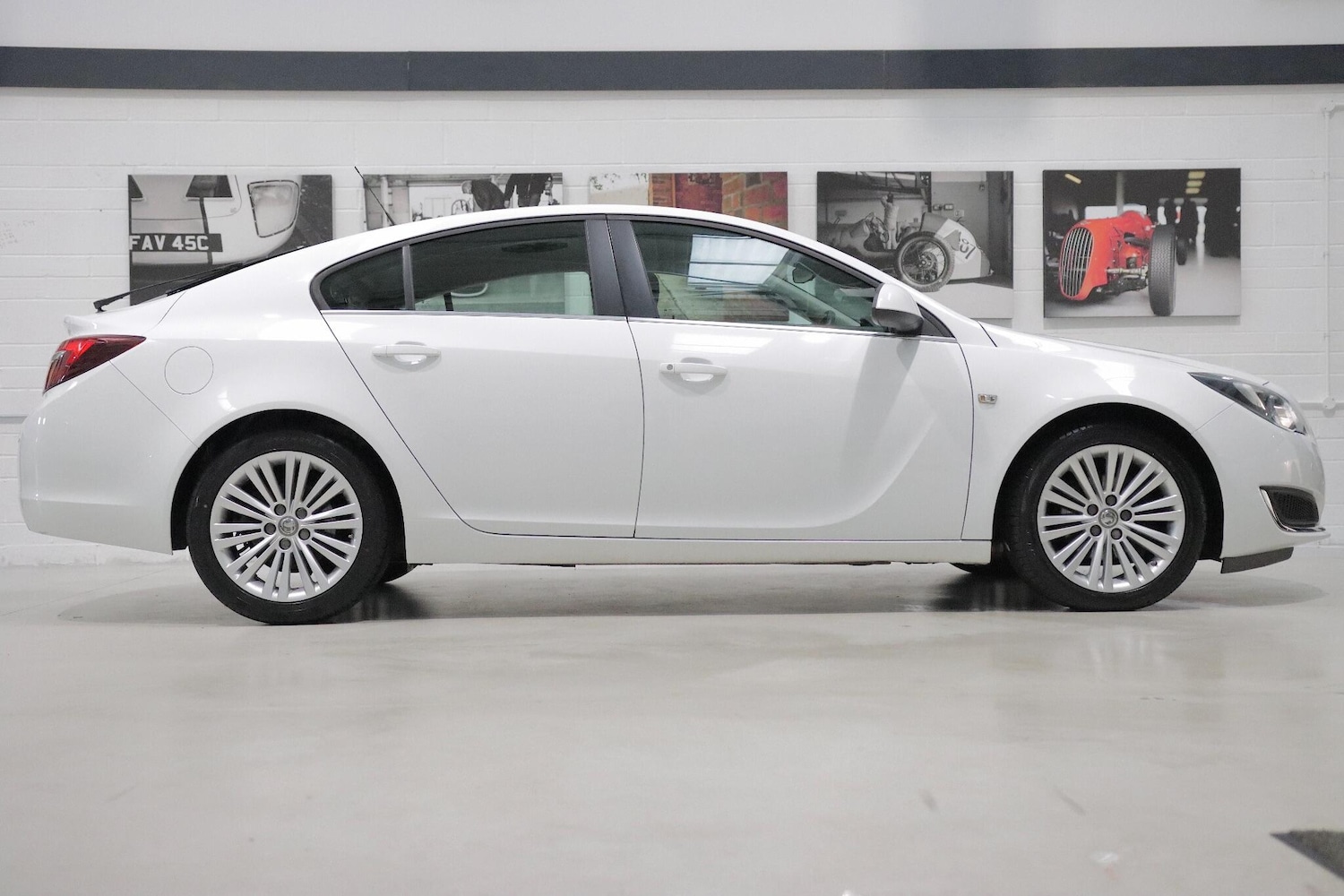 Used Vauxhall Insignia 2017 for sale - 76550549: Photo 2