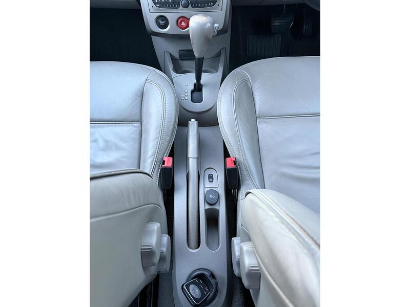 Used Renault Clio 2010 for sale - 76968420: Photo 17