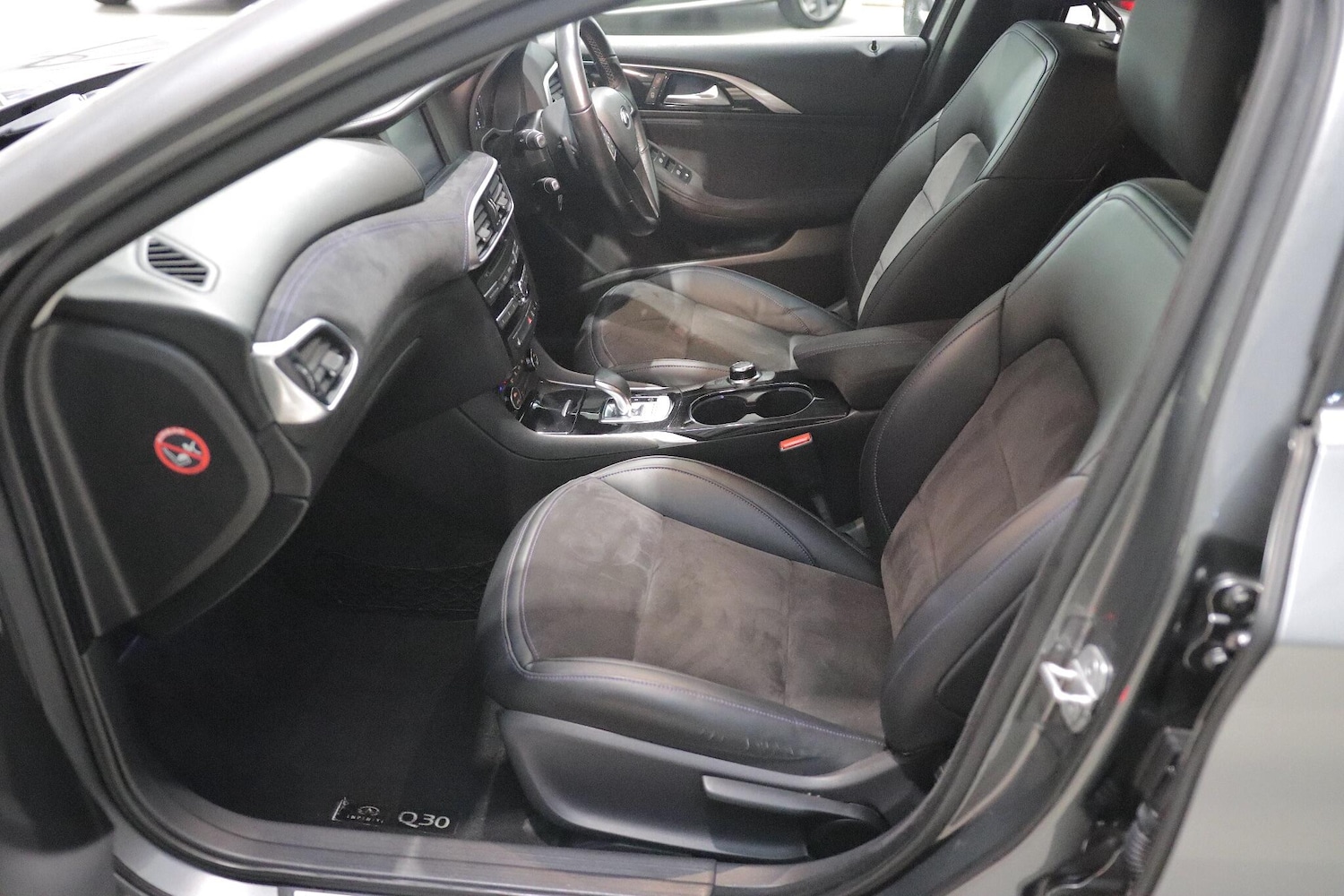 Used Infiniti Q30 2016 for sale - 76850346: Photo 11