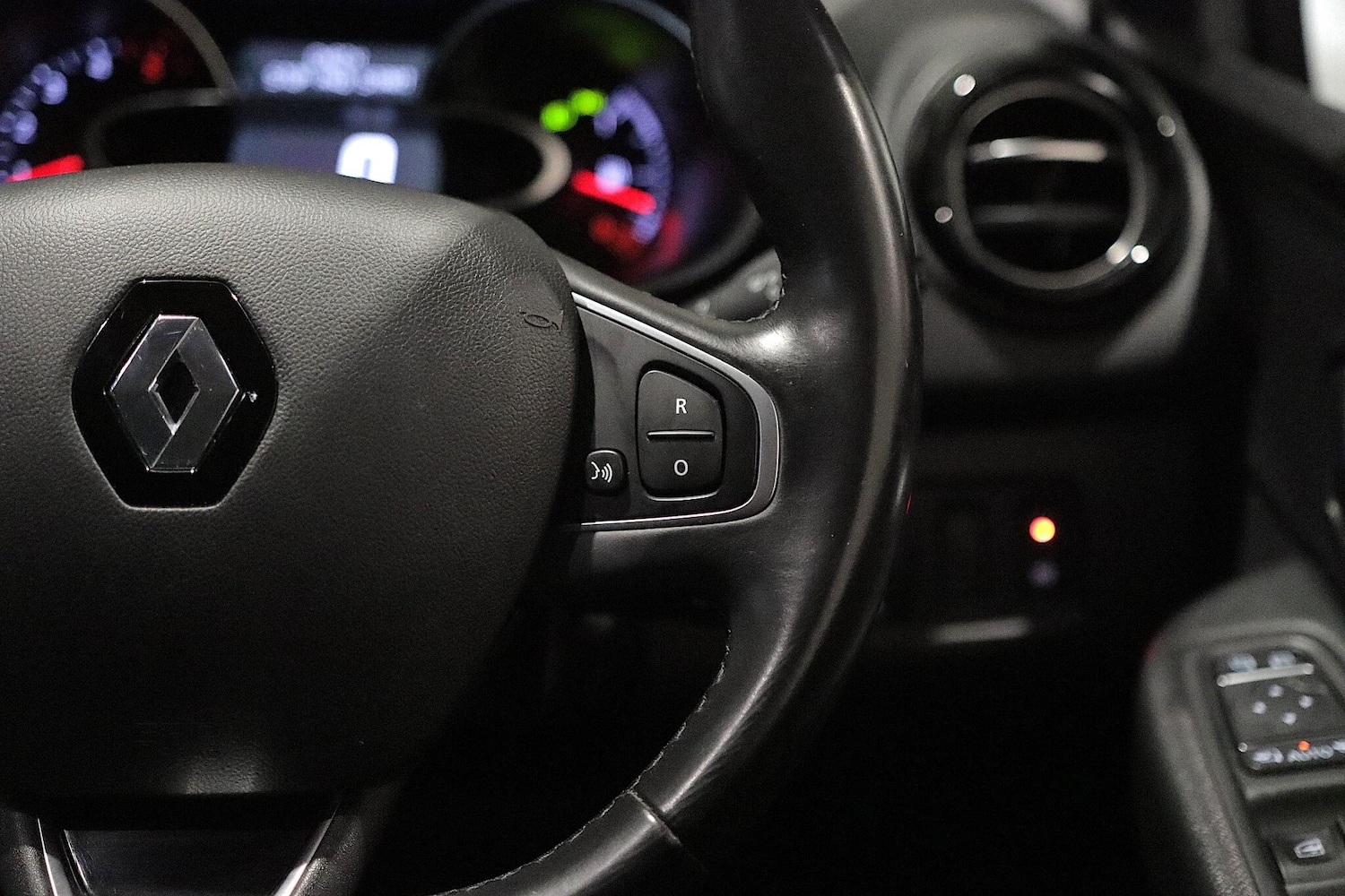 Used Renault Clio 2018 for sale - 76498596: Photo 17