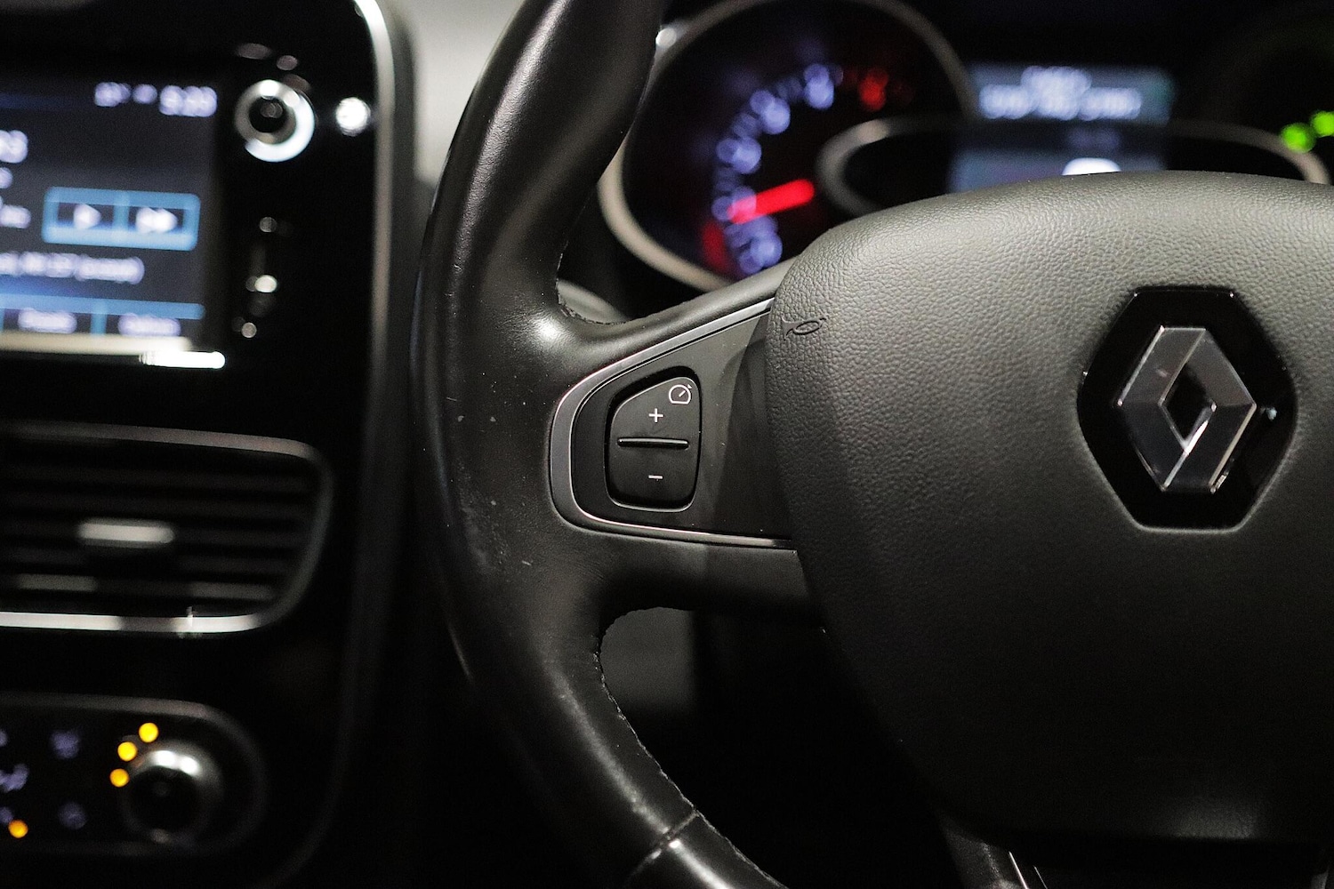 Used Renault Clio 2018 for sale - 76498596: Photo 18