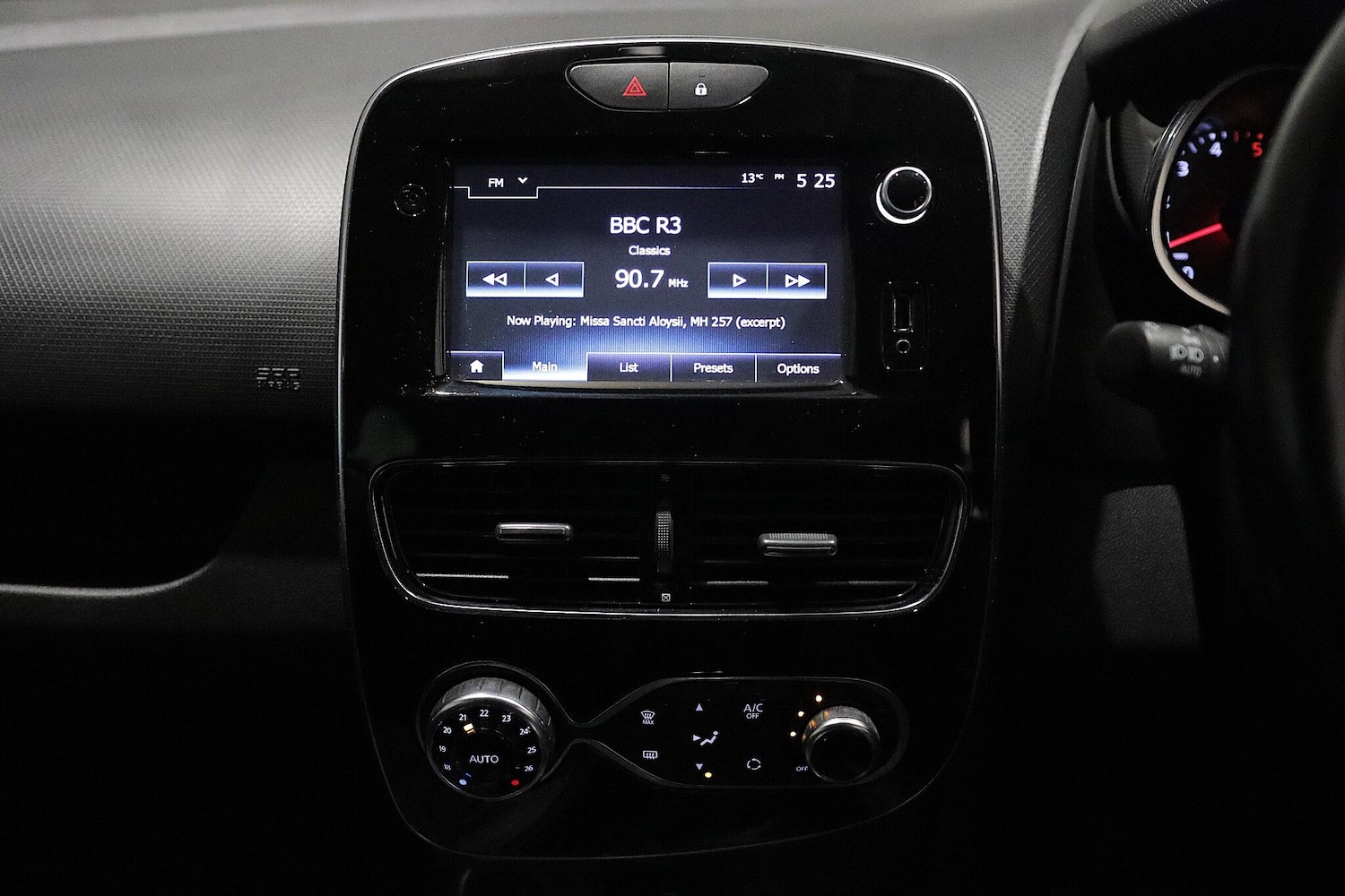 Used Renault Clio 2018 for sale - 76498596: Photo 20