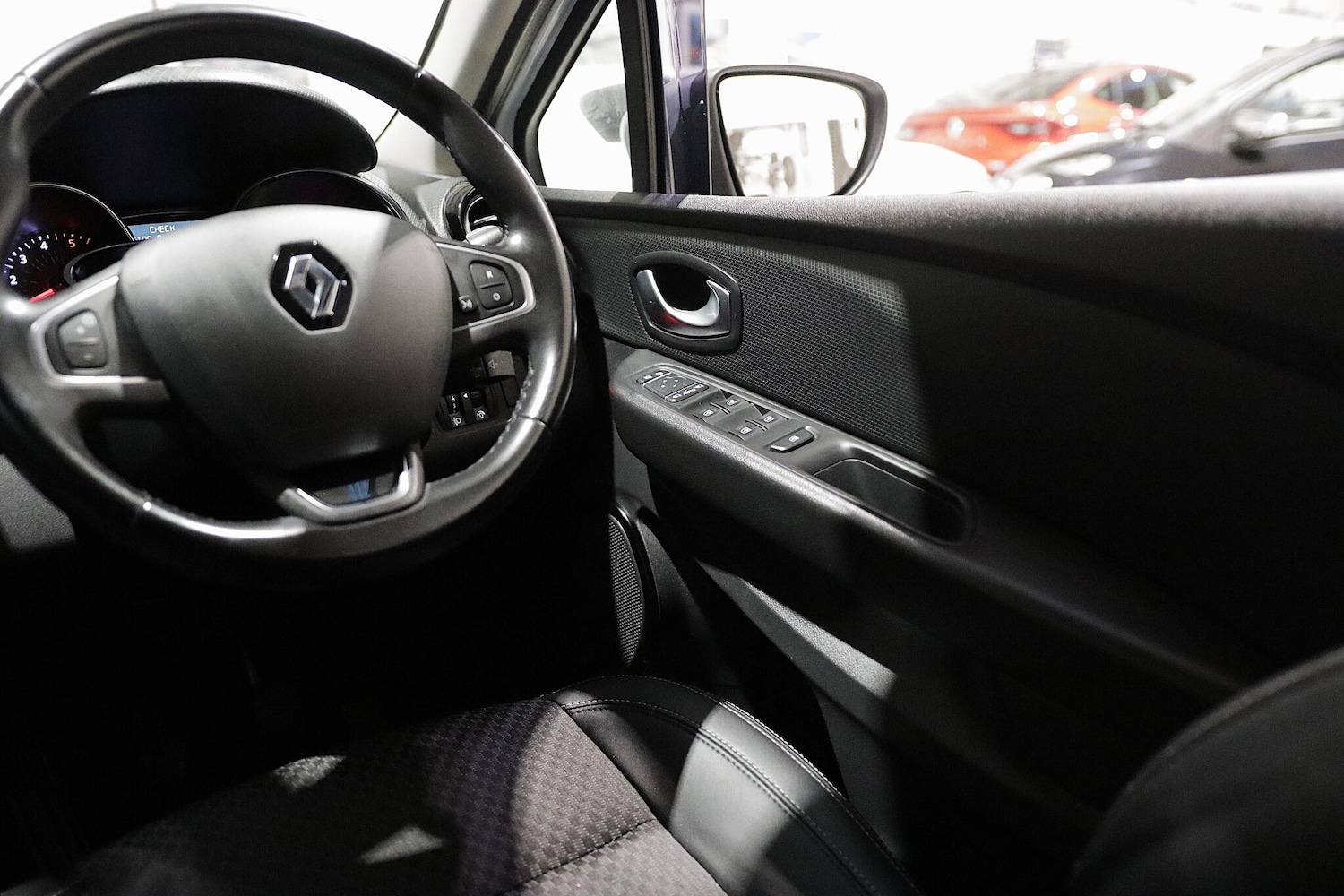 Used Renault Clio 2018 for sale - 76498596: Photo 24