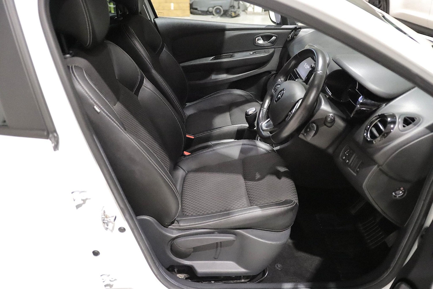 Used Renault Clio 2018 for sale - 76498596: Photo 9