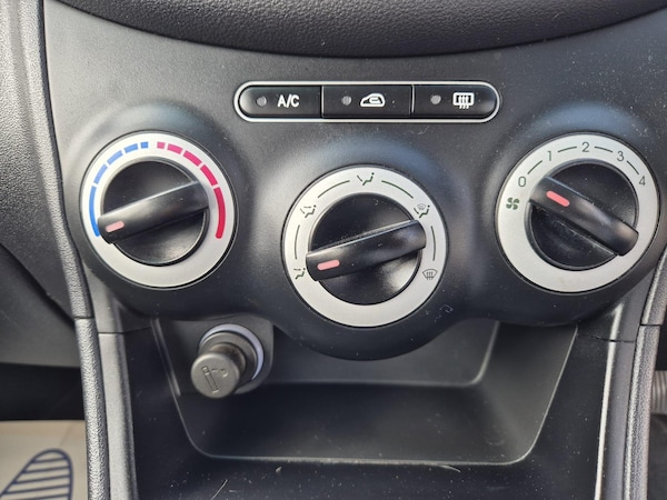 Used Hyundai i10 2010 for sale - 76295488: Photo 23