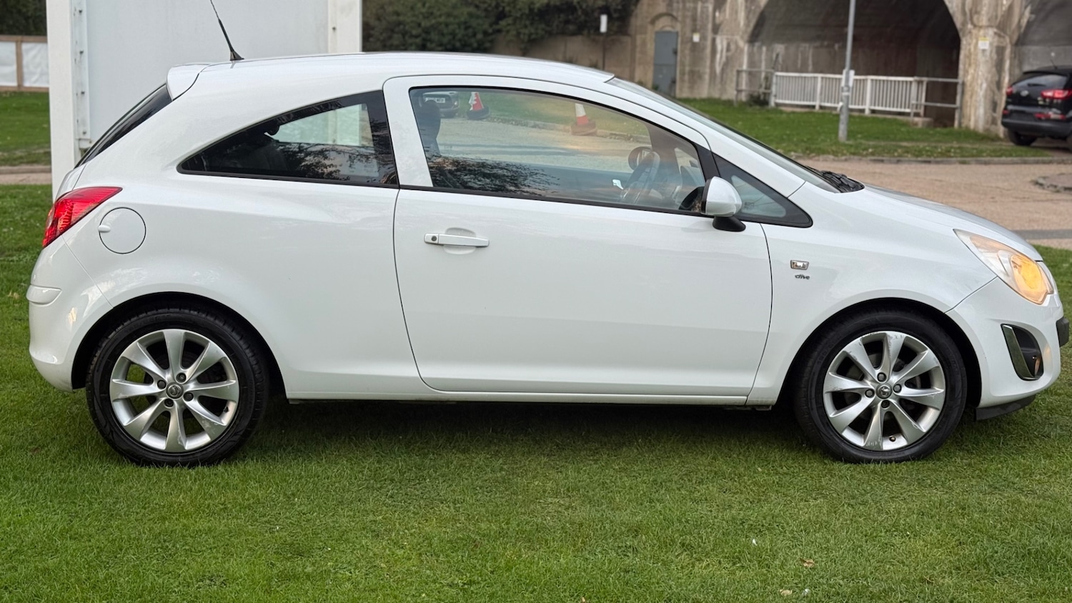 Used Vauxhall Corsa 2012 for sale - 76209560: Photo 2
