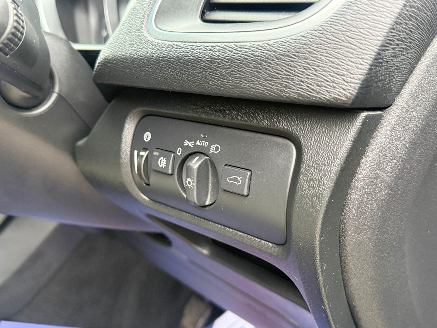 Used Volvo V40 2015 for sale - 77359111: Photo 18