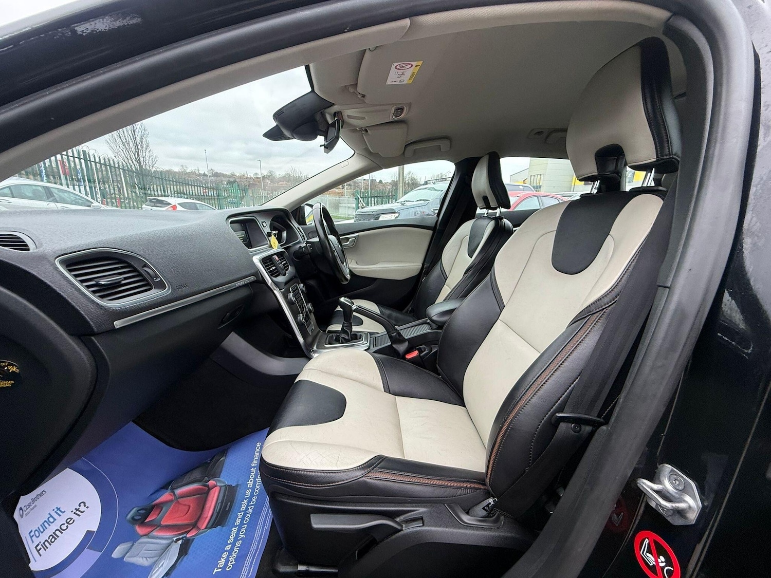 Used Volvo V40 2015 for sale - 77359111: Photo 25