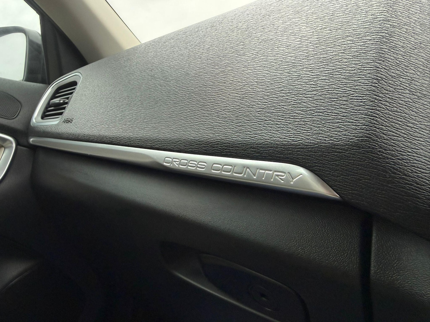 Used Volvo V40 2015 for sale - 77359111: Photo 28