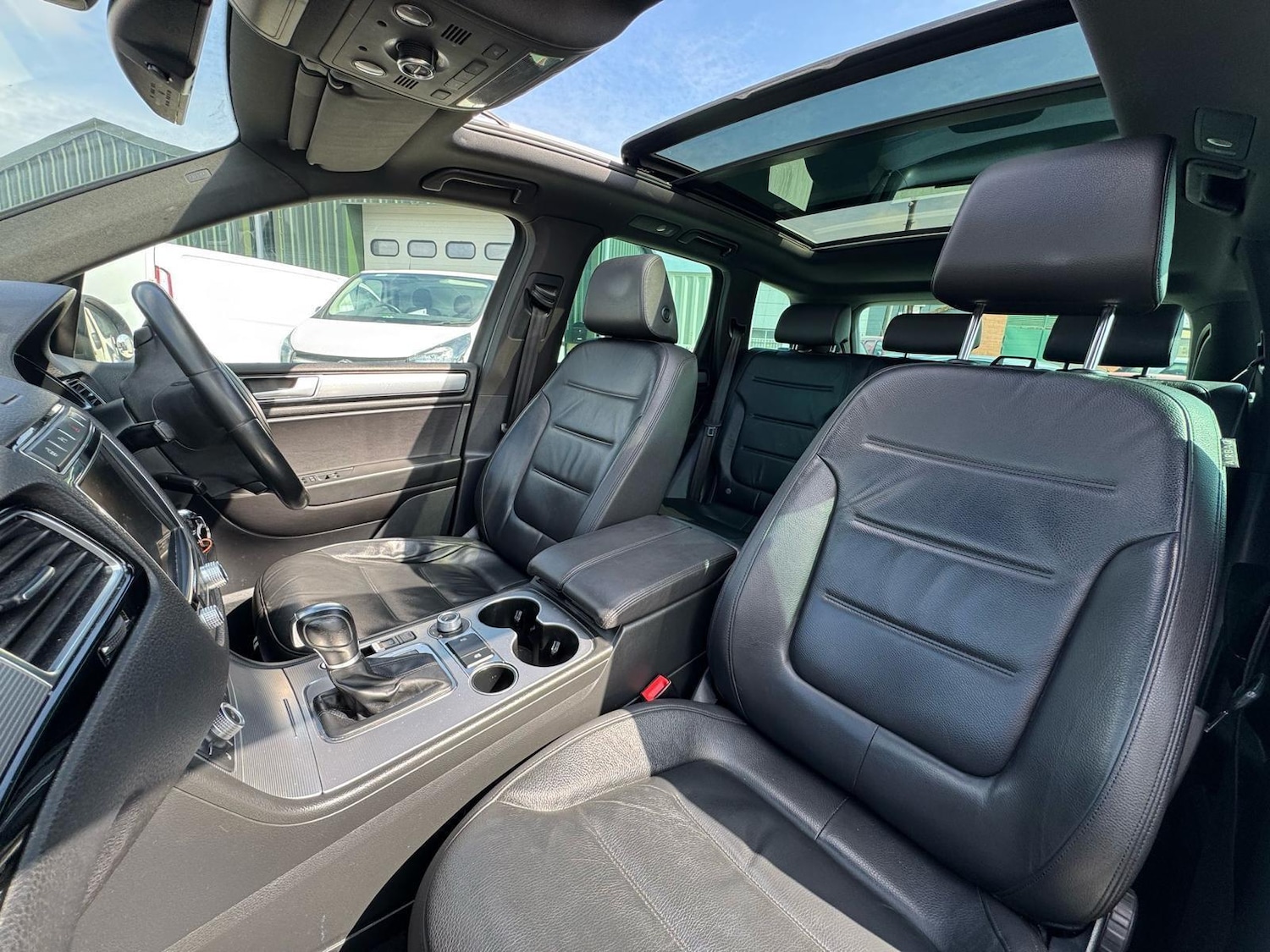 Used Volkswagen Touareg 2015 for sale - 76700667: Photo 29