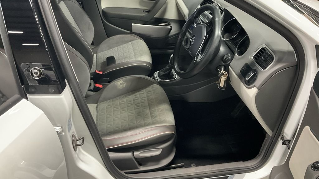 Used Volkswagen Polo 2017 for sale - 76356462: Photo 2