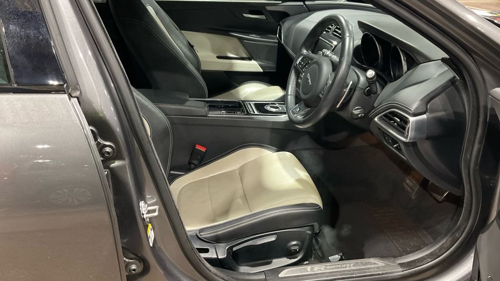 Used Jaguar XE 2017 for sale - 76586668: Photo 2