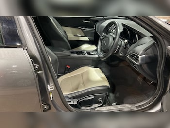 Used Jaguar XE 2017 for sale - 76586668: Photo