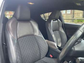 Used Toyota C-HR 2018 for sale - 74747300: Photo