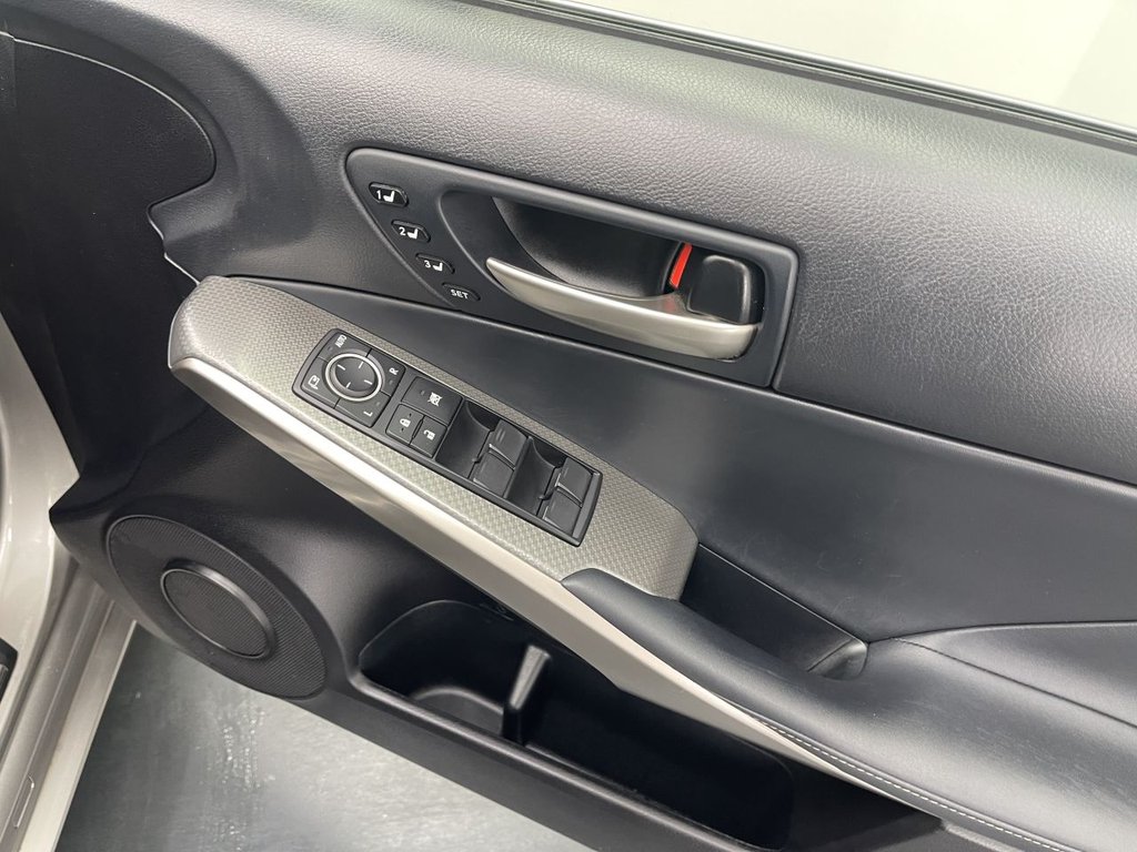 Used Lexus IS 2017 for sale - 76570618: Photo 17
