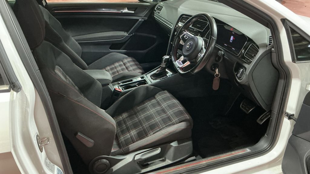 Used Volkswagen Golf 2019 for sale - 76900975: Photo 2