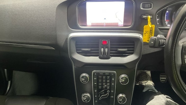 Used Volvo V40 2018 for sale - 76235602: Photo 3