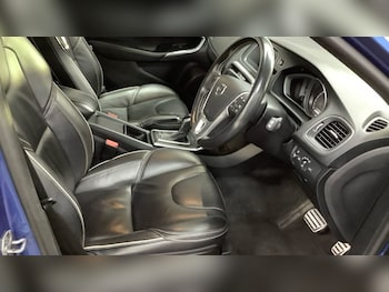 Used Volvo V40 2017 for sale - 77293282: Photo