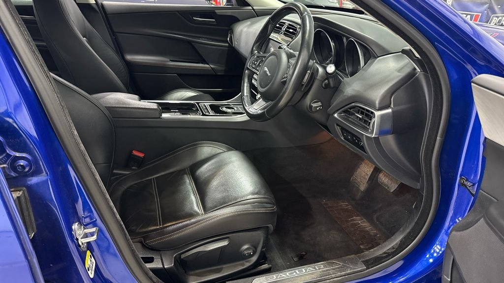 Used Jaguar XE 2017 for sale - 76132623: Photo 2