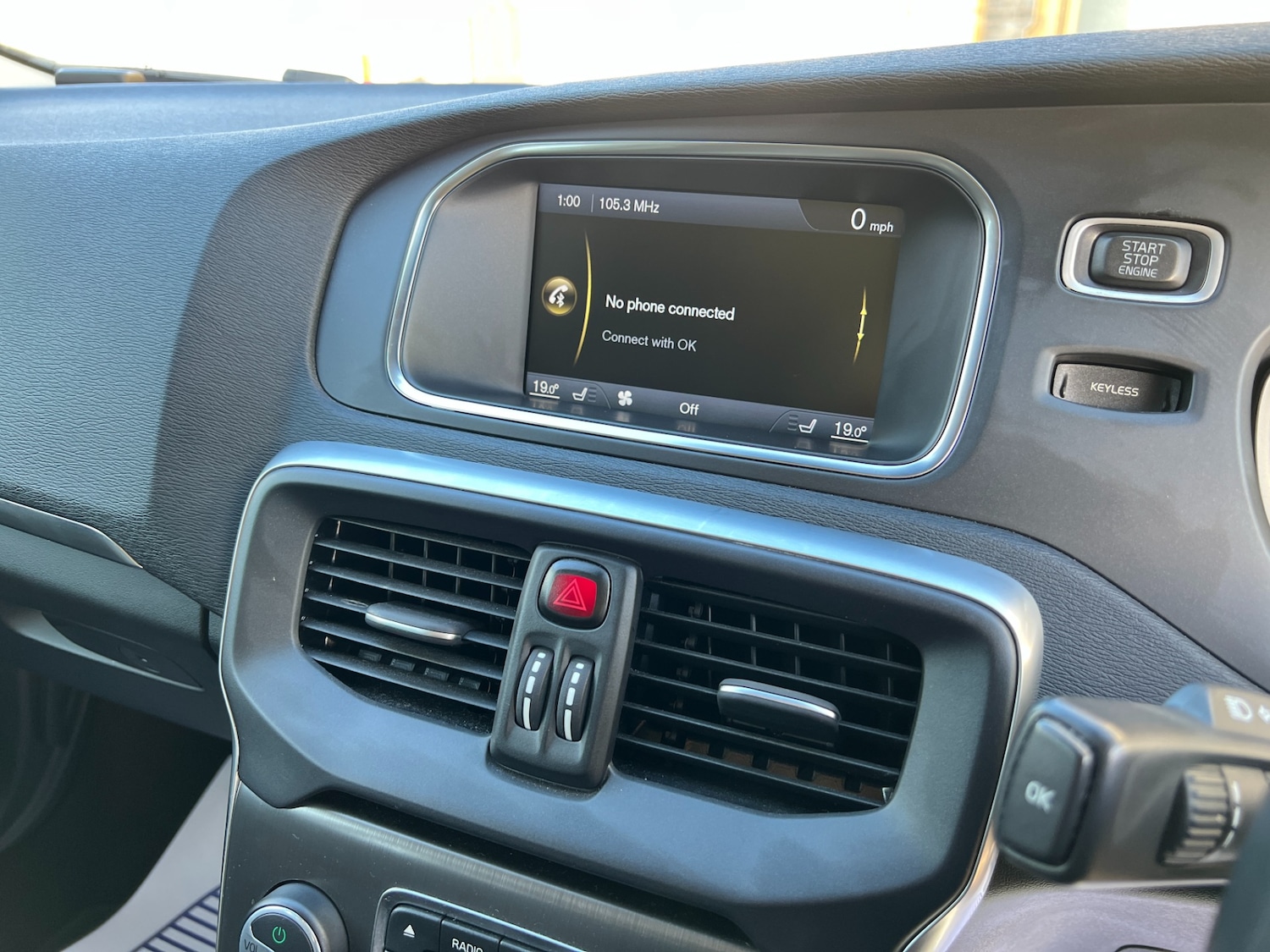 Used Volvo V40 2014 for sale - 76452464: Photo 30