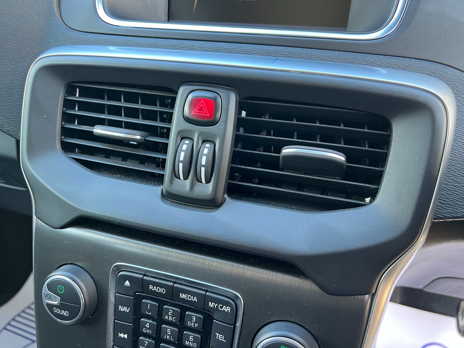 Used Volvo V40 2014 for sale - 76452464: Photo 36