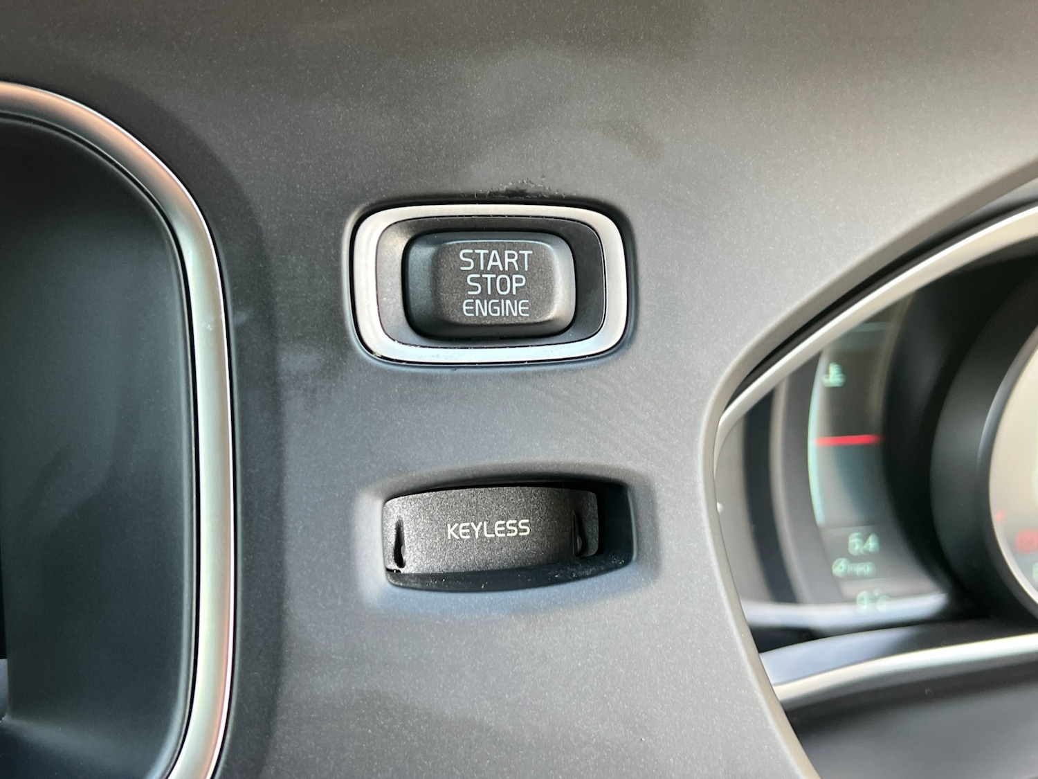 Used Volvo V40 2014 for sale - 76452464: Photo 41