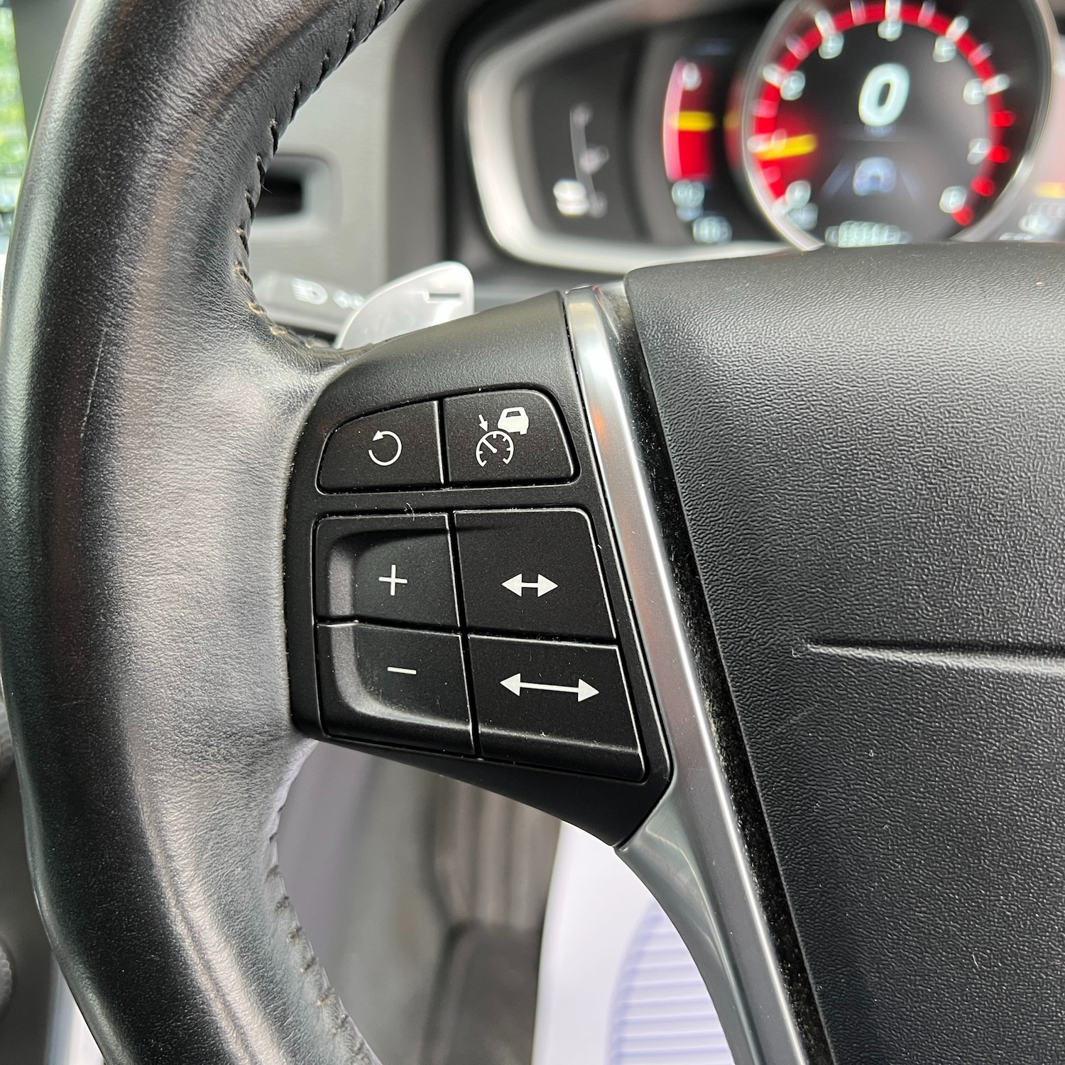 Used Volvo V60 2014 for sale - 76344622: Photo 41
